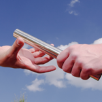 棒子緊握在我手中,直到接棒者到來